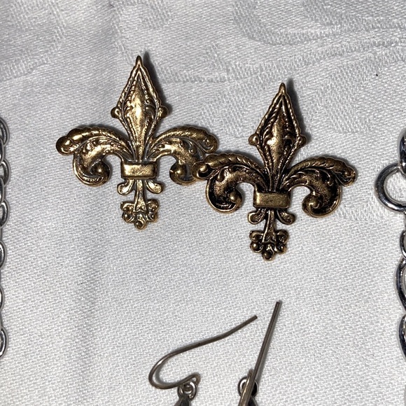 Fleur De Lis Filigree Jewelry Lot 2-Necklaces 2-Pair Earrings 1-Ring 1-Bracelet - Picture 4 of 15